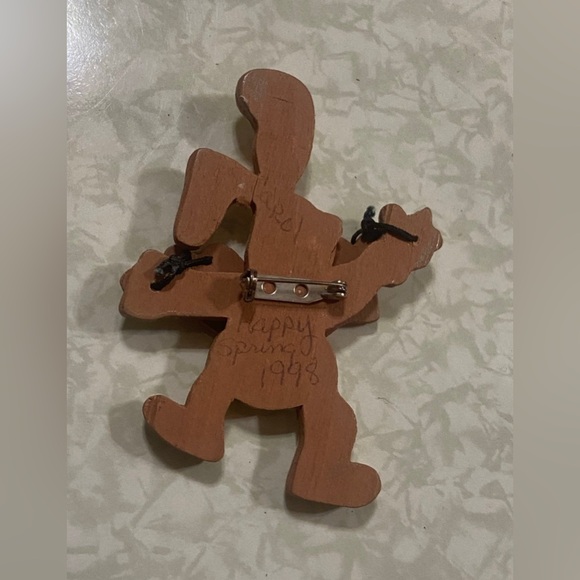 BESY DEAL 🤩 Vintage 1998 Easter Wooden Rabbit Hand Painted Handmade Brooch #6402 - Picture 2 of 3